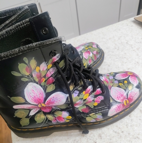 Dr. Martens "hand painted in France" 1460 Vonda II Women's ankle boot! (W-10) - Picture 11 of 14